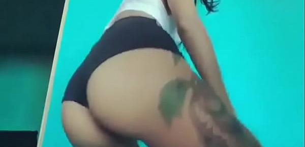  Novinha gostosa tatuada dançando funk com shortinho